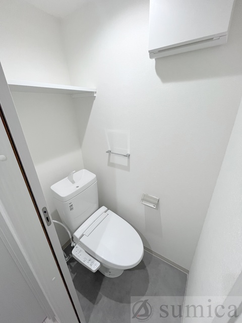 トイレ　人気アイテムの温水洗浄便座。清潔感のあるトイレです。