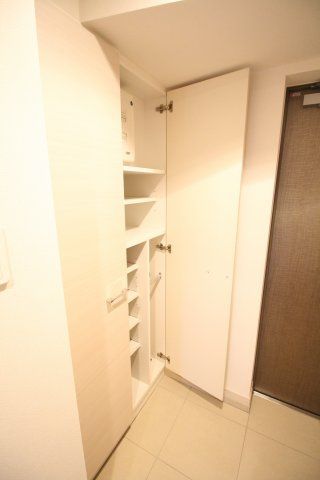 玄関　（別タイプ参考写真）アルマドーラ王子　北区王子2