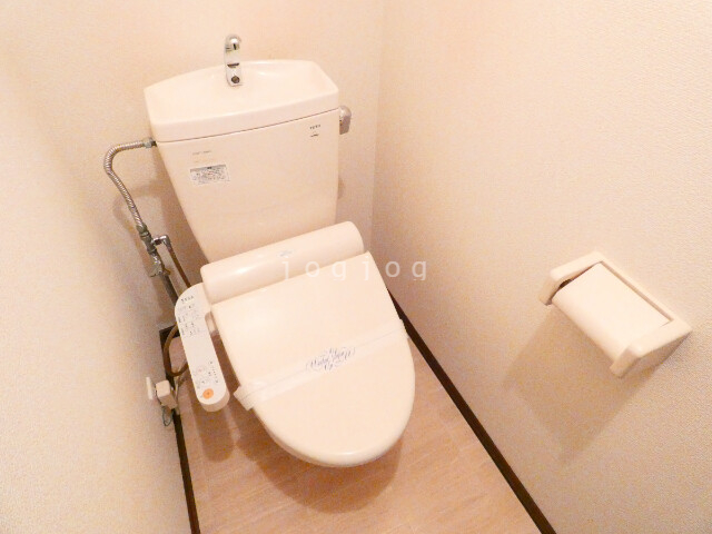 トイレ　嬉しい温水洗浄便座付きのトイレです。