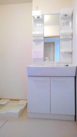 洗面設備　明るい洗面所です