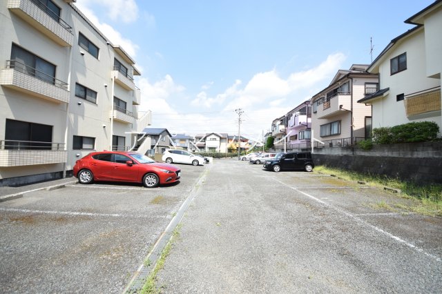 【神明台ハイツの駐車場】