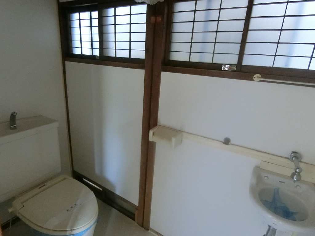 ＪＲ中央線 東中野駅 徒歩10分 1階建 築95年のトイレ写真