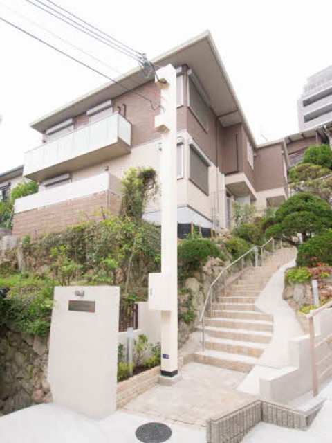 神戸市灘区赤松町のアパートの建物外観