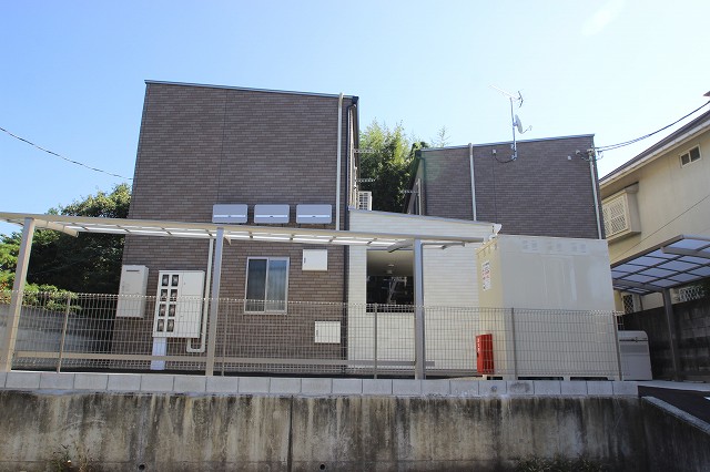 広島市東区戸坂くるめ木のアパートの建物外観