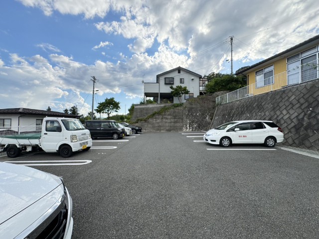 【ブライト・フルールの駐車場】