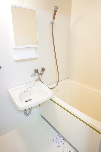 バス・シャワールーム　洗面手洗いボウル付きのバスルームです☆