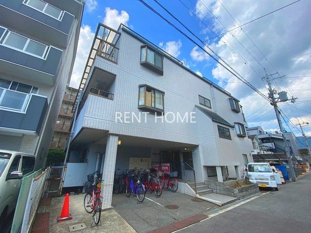 建物外観　鉄骨造　３階建