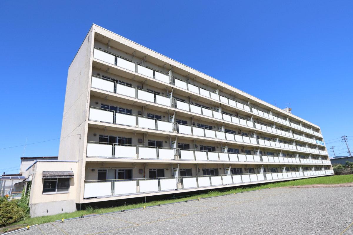 大館市釈迦内のマンションの建物外観