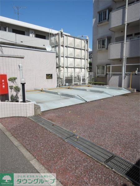 【鶴ヶ島市脚折町のマンションの駐車場】