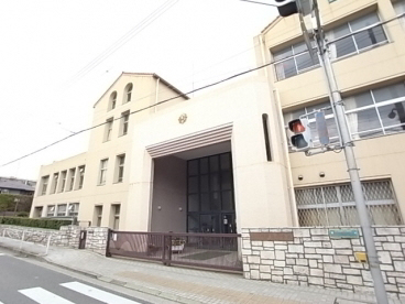 【神戸市須磨区桜木町のアパートの小学校】