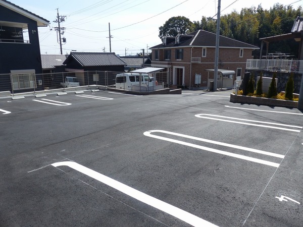 【知多郡阿久比町大字植大のアパートの駐車場】