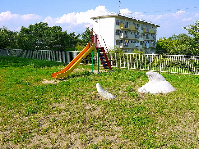 【生駒市辻町のマンションの公園】