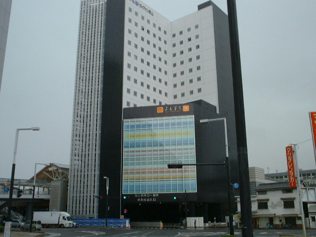 【岡山市北区津倉町のマンションのショッピングセンター】