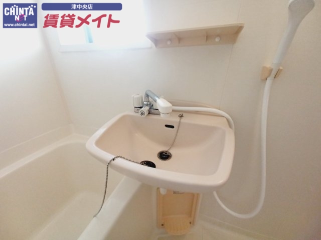 洗面設備　同型参考写真