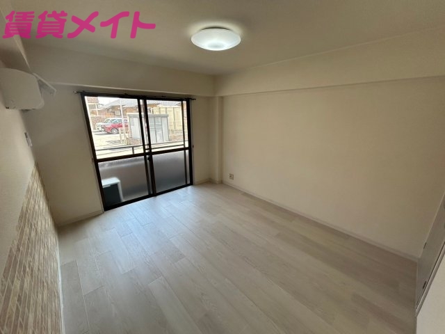 居室・リビング　同物件別部屋の写真