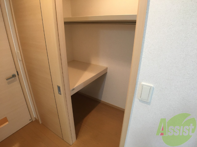 収納　ウォークインクローゼットです。仕切りがあるので使いやすそう。