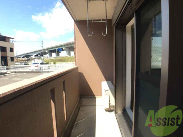 バルコニー　バルコニーです。洗濯物を干せるスペースもあります。