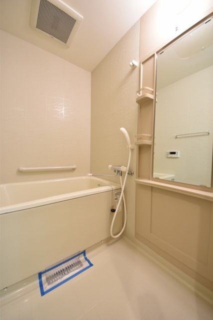 バス・シャワールーム　ゆったり浸かれそうな広々浴槽