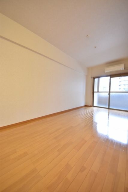 居室・リビング　ゆとりある広さの洋室