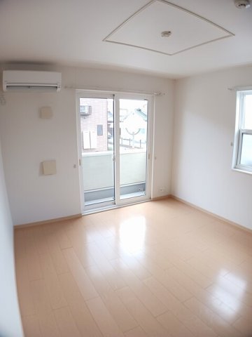 居室・リビング　明るい色調の室内です