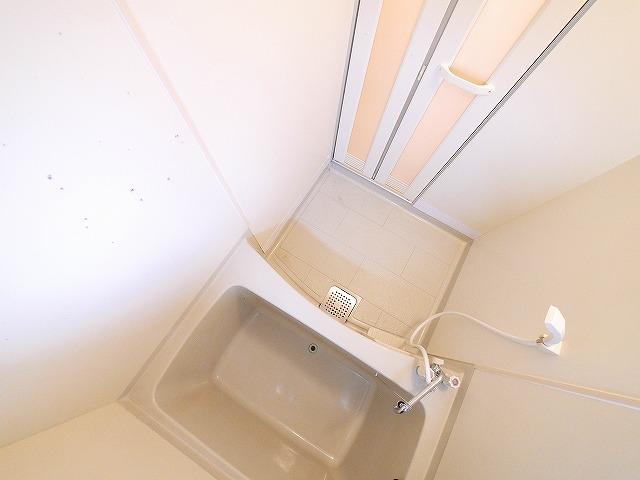 バス・シャワールーム　コンパクトで使いやすいお風呂です