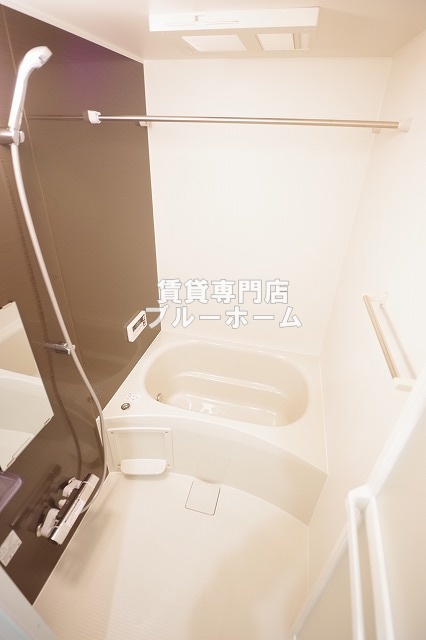 バス・シャワールーム　お風呂は浴室乾燥機付き！