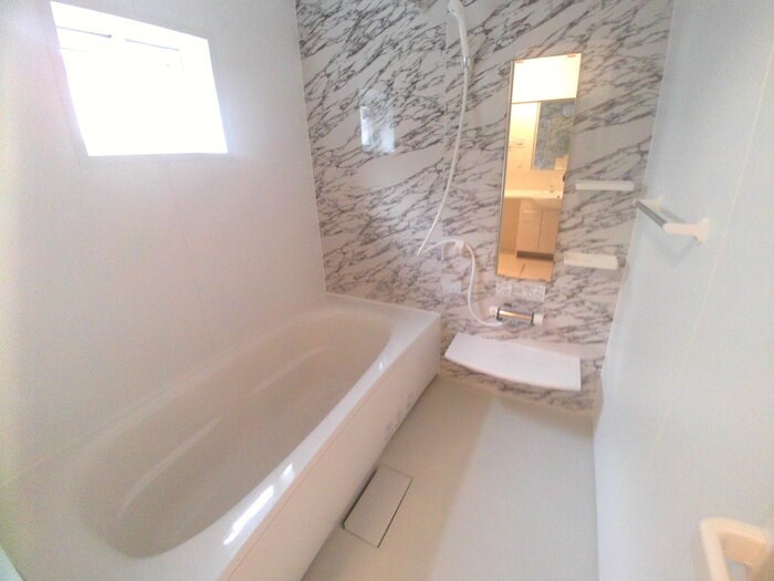 バス・シャワールーム　追焚機能はもちろん浴室乾燥機付きです。