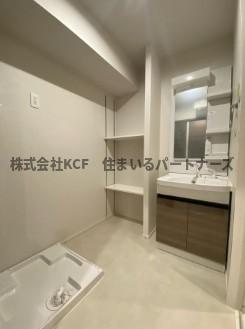 洗面設備　便利な収納スペースです