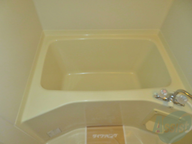 バス・シャワールーム　バスルームは狭すぎず、シャワーも浴びやすそうです。