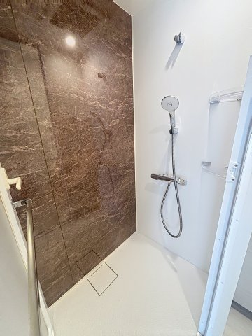 バス・シャワールーム　落ち着いた空間のシャワールームです