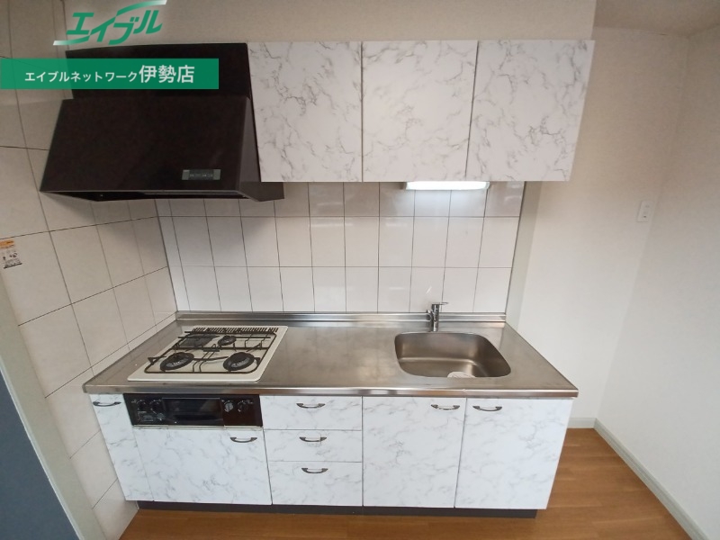 キッチン　同建物の別部屋写真です