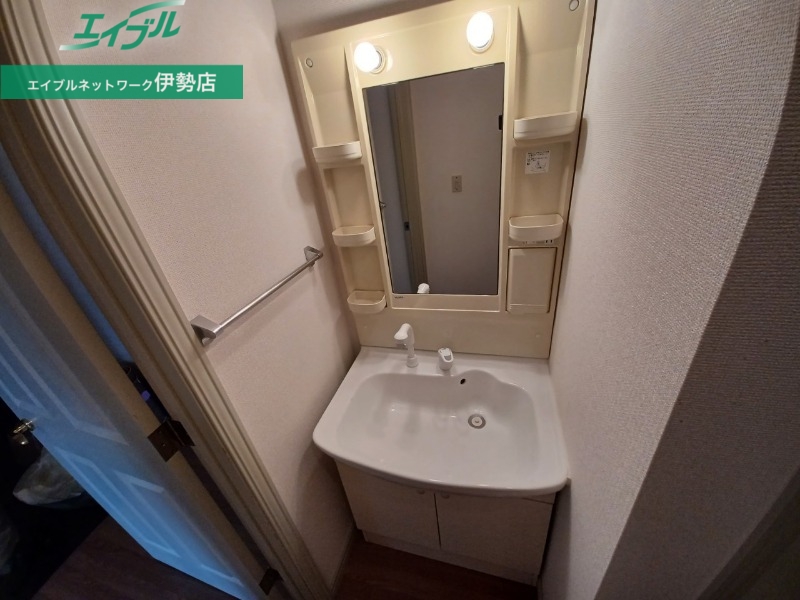 洗面設備　同建物の別部屋写真です