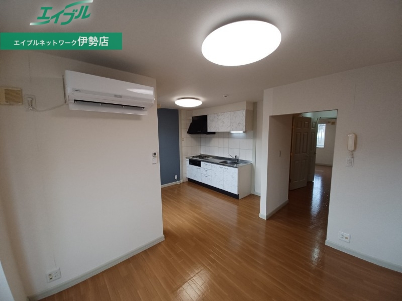 居室・リビング　同建物の別部屋写真です