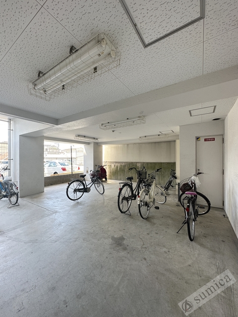 その他共有部分　建物内駐輪場。大事な自転車も雨でも安心♪