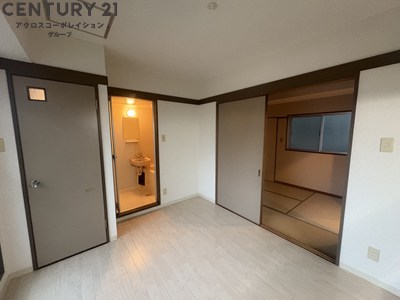 居室・リビング　床色が明るい色合いで、とてもきれいです。