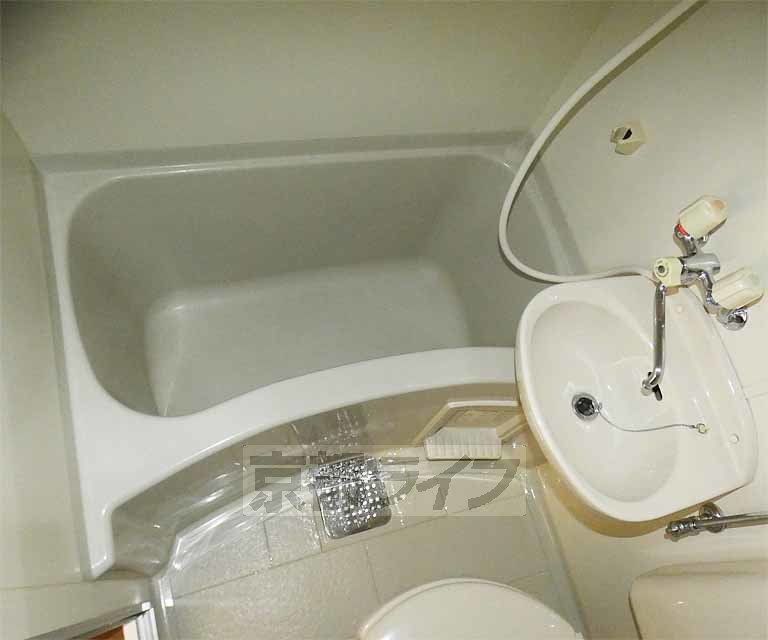 バス・シャワールーム　必要最小限の水周りは確保しています。