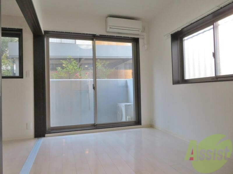 居室・リビング　窓が二つあると明るさや開放感が違いますね。