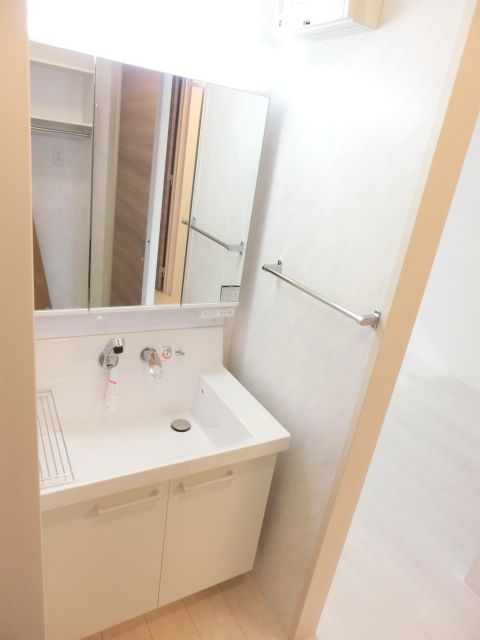 洗面設備　忙しい朝に活躍する独立洗面台です