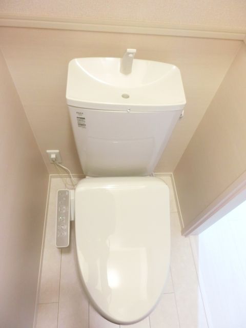 トイレ　温水洗浄便座付きトイレです