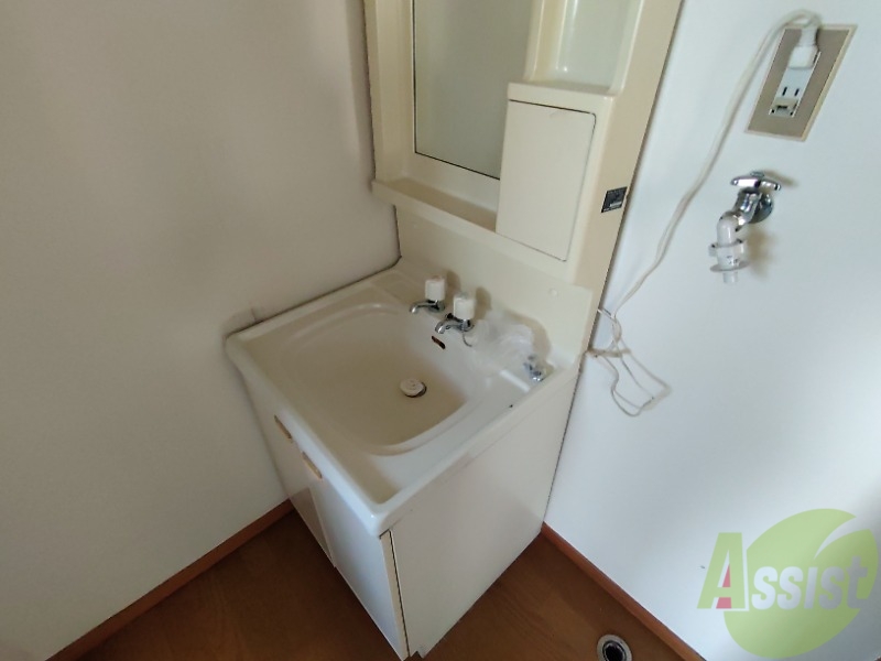 洗面設備　こちらの洗面台で洗顔、歯磨きも行えます。