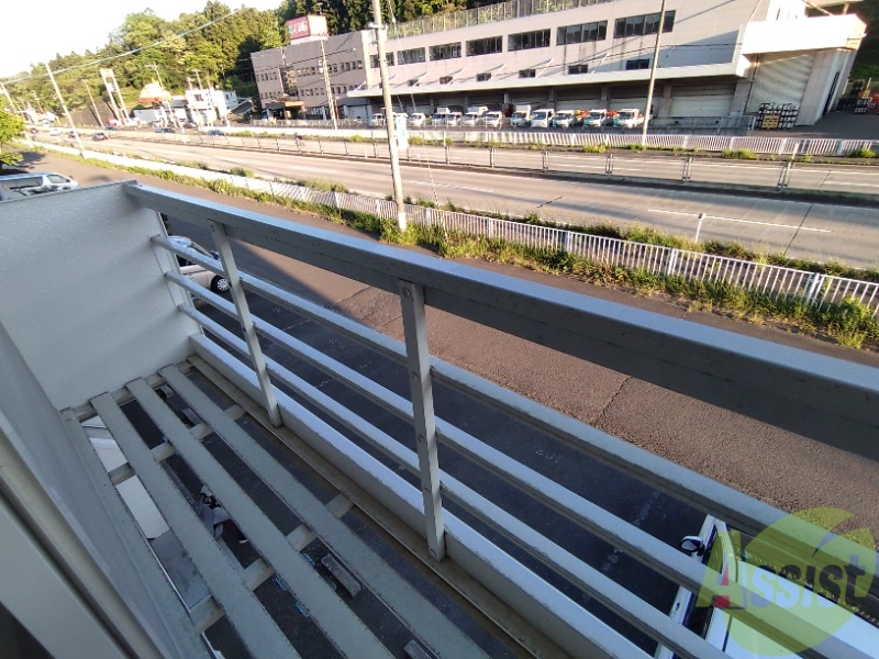 バルコニー　窓からは大きな空が良く見える気持ちのいい景色が見えます。