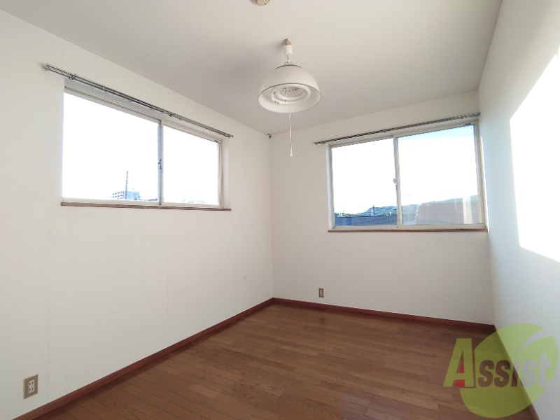 居室・リビング　広くきれいなリビングは明るい光も良く差します。