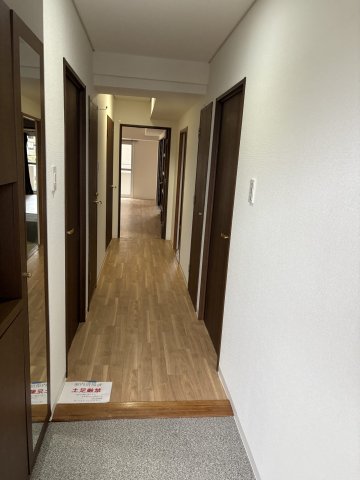 玄関　※内装中のため別部屋です