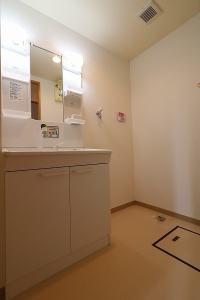 洗面設備　シャンプードレッサーで朝の身支度もラクラク。