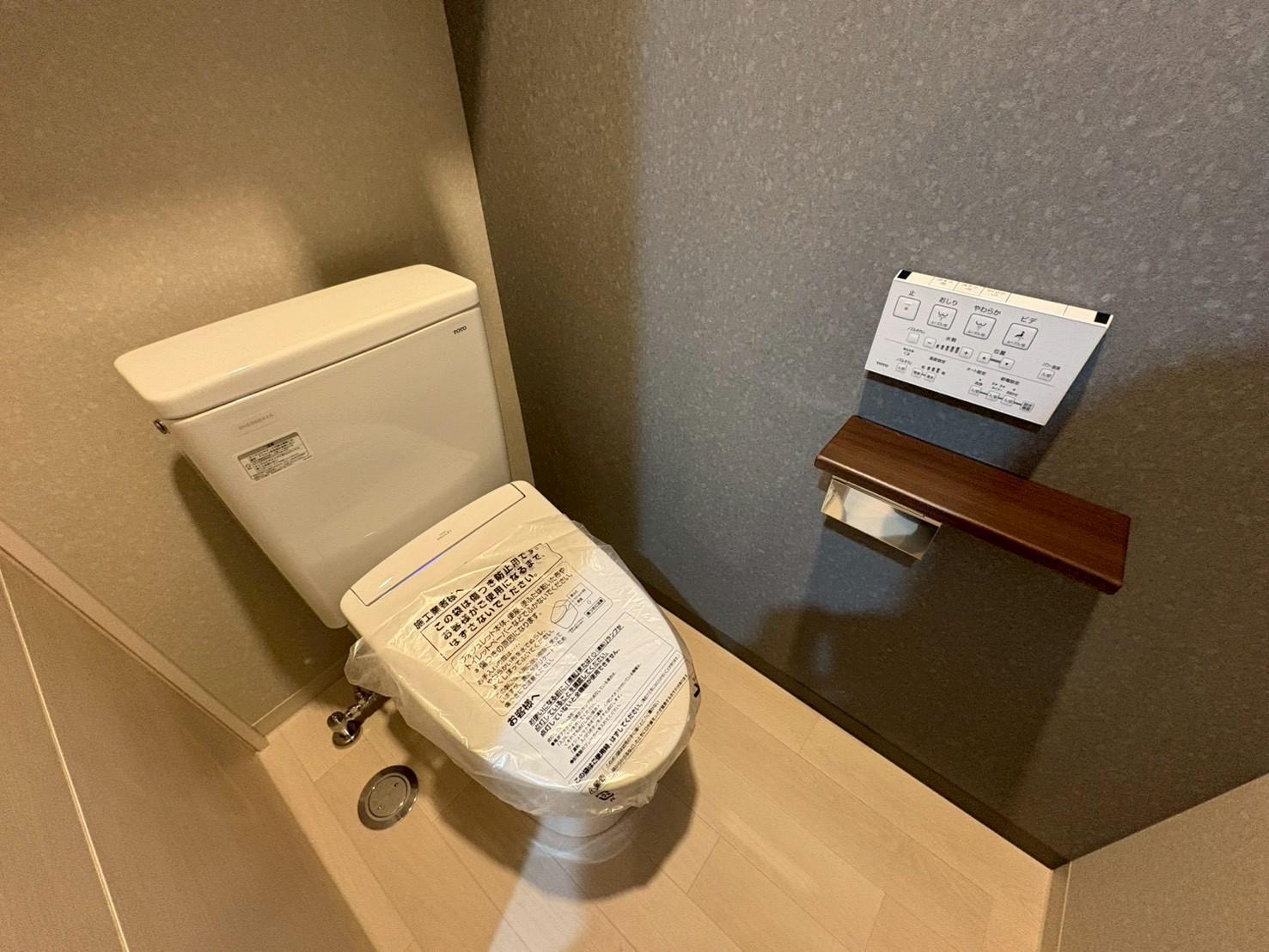 トイレ　温水洗浄便座付きのトイレです(別部屋参考写真)