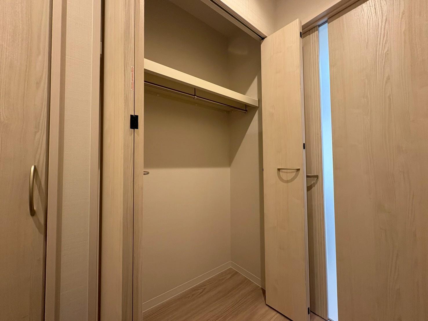 その他設備　廊下にもクローゼット収納があります(別部屋参考写真)