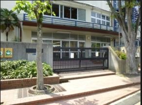 中学校　牛込第三中学校（中学校）まで560m