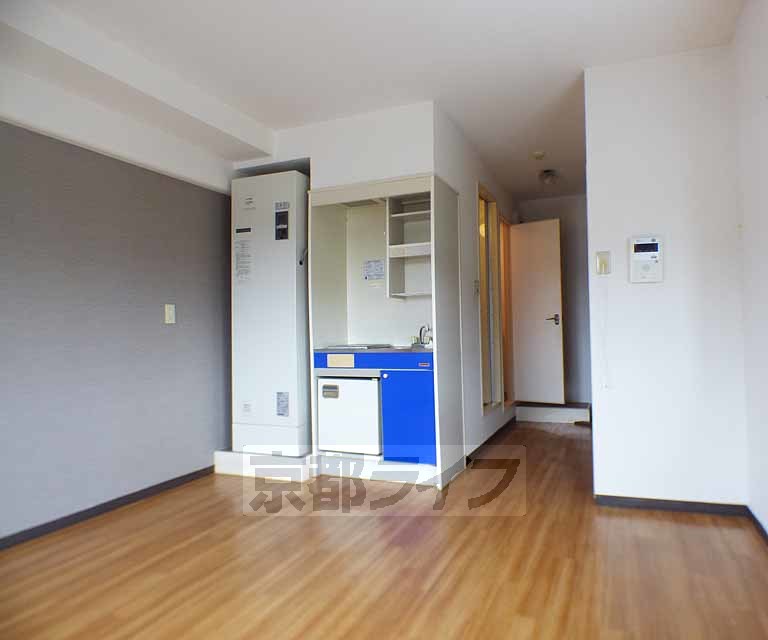 居室・リビング　木目調のフローリングのお部屋です。