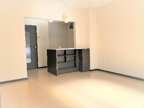 居室・リビング　白基調の落ち着いた室内