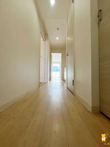 玄関　「気になったら、LINEで気軽に相談できますよ。」